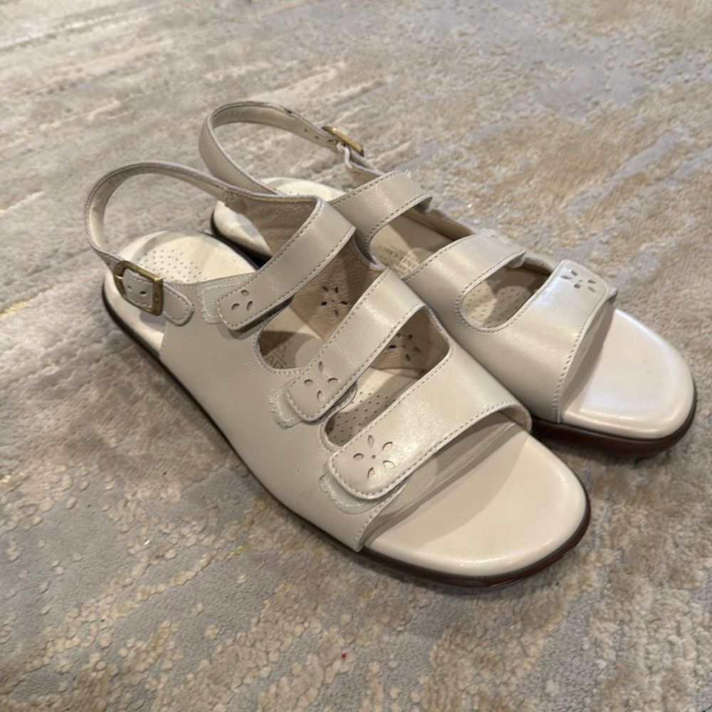 SAS Quatro Slingback Sandal Size 9.5 N worn once EUC cream and brown